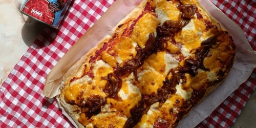 PIZZA ΜΕ ΤΥΡΙΑ ΚΑΙ ΚΑΡΑΜΕΛΩΜΕΝΑ ΚΡΕΜΜΥΔΙΑ